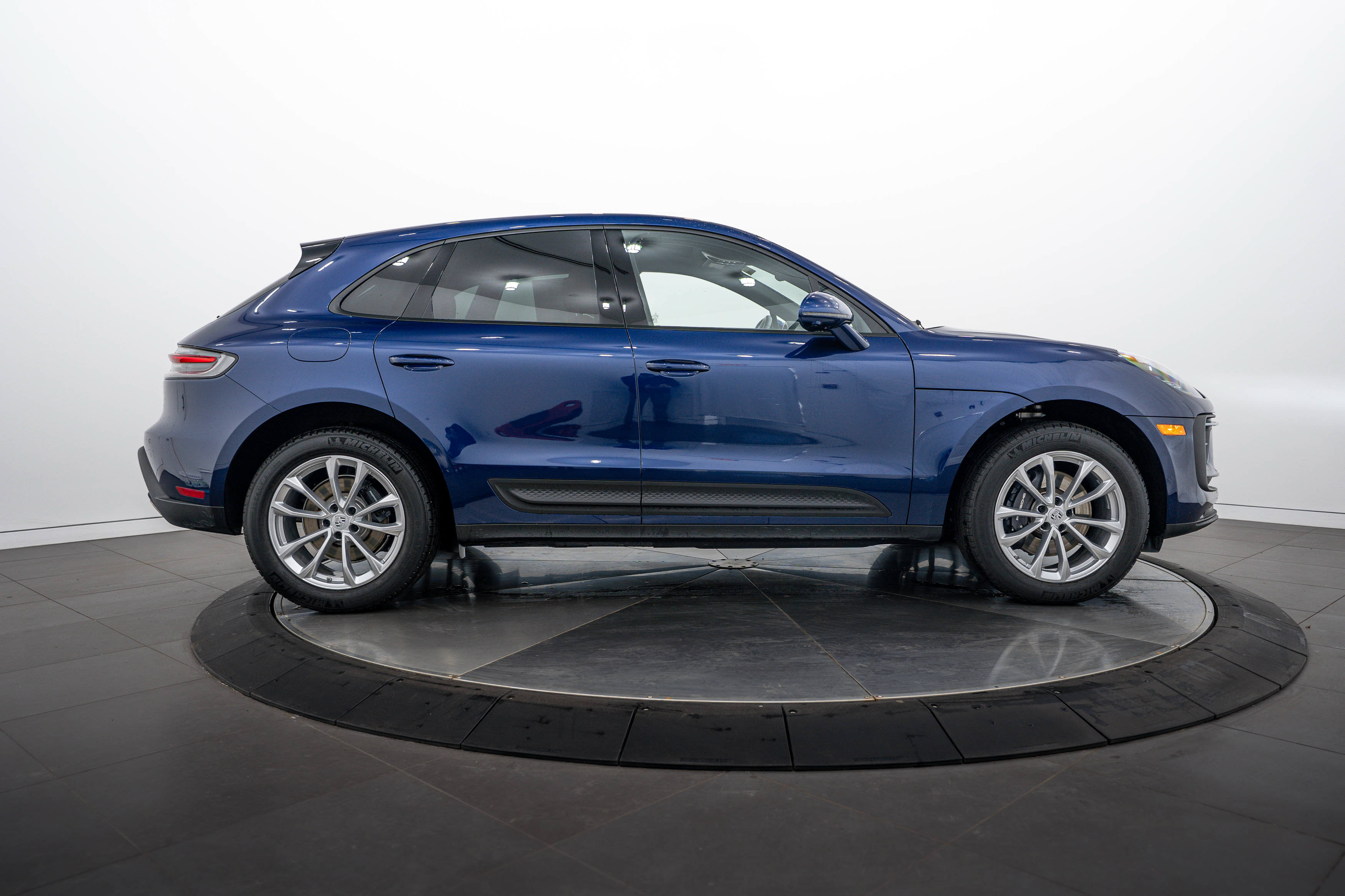 Certified 2026 Porsche Macan AWD/4WD image 8