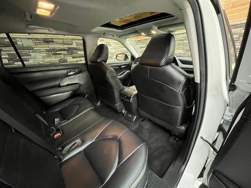 Used 2023 Toyota Highlander XLE AWD/4WD image 41