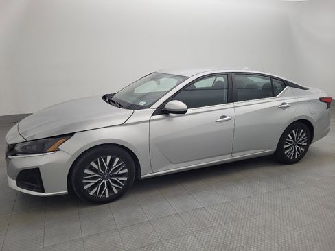 Used 2023 Nissan Altima 2.5 SV image 2
