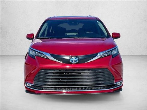 Used 2024 Toyota Sienna XLE image 3