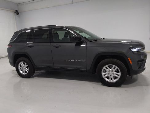 Used 2023 Jeep Grand Cherokee Laredo w/ Luxury Tech Group I AWD/4WD image 11