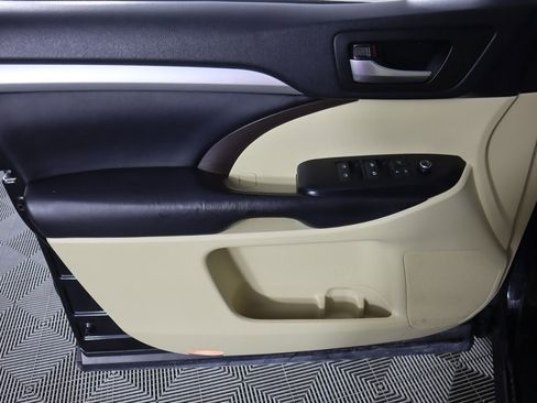 Used 2018 Toyota Highlander XLE image 25