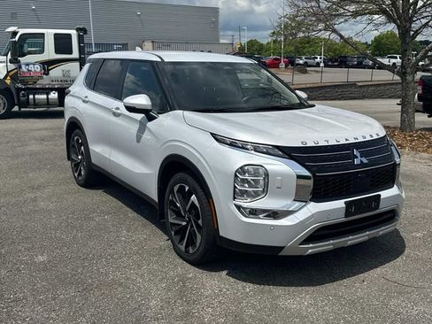 Used 2024 Mitsubishi Outlander SE AWD/4WD image 2