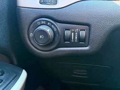 Used 2017 Jeep Cherokee Latitude AWD/4WD image 18
