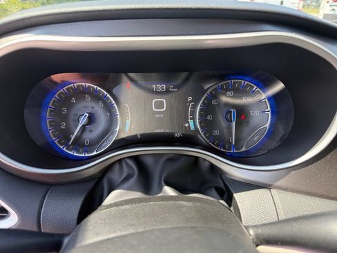 Used 2024 Chrysler Pacifica Touring-L FWD image 17
