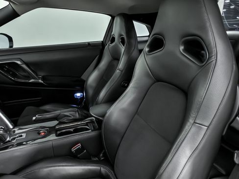 Used 2011 Nissan GT-R Premium image 22