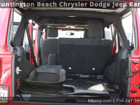 Used 2017 Jeep Wrangler Unlimited Rubicon w/ Connectivity Group image 32