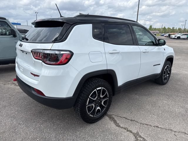 Used 2025 Jeep Compass Trailhawk AWD/4WD image 9