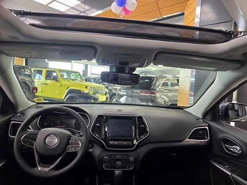 Used 2021 Jeep Cherokee Limited w/ Mopar Interior Package image 4