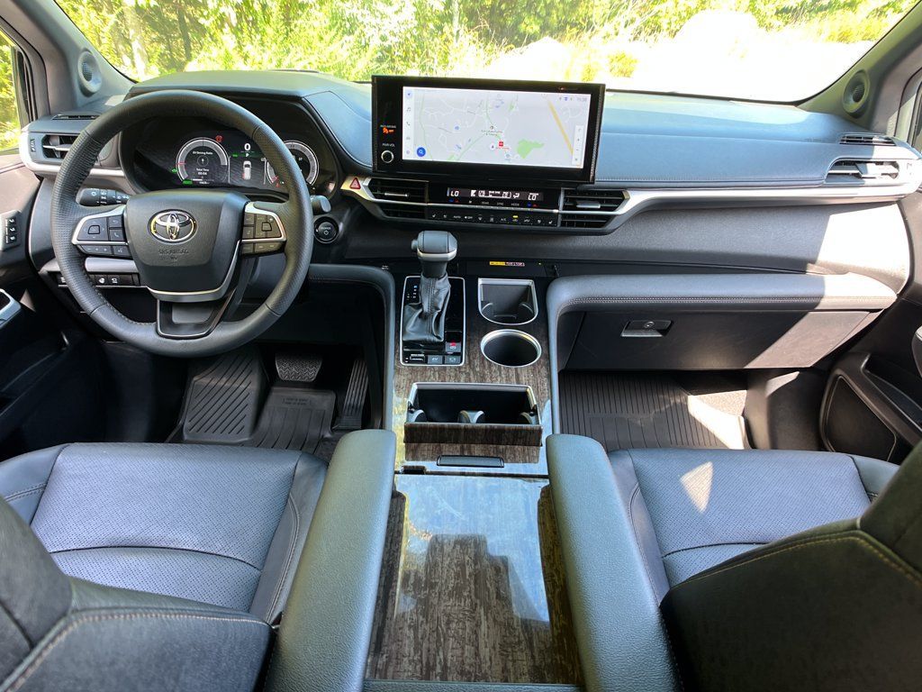Used 2025 Toyota Sienna Platinum AWD/4WD image 13