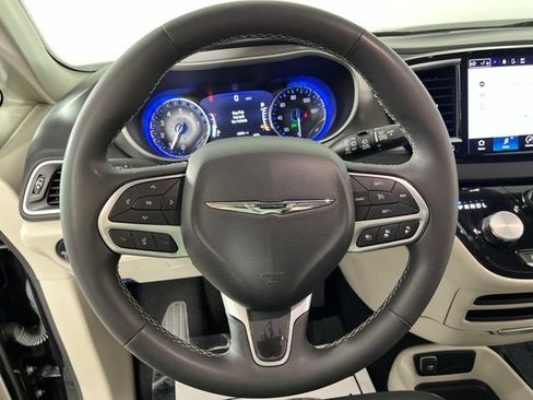 Used 2024 Chrysler Pacifica Touring-L FWD image 21
