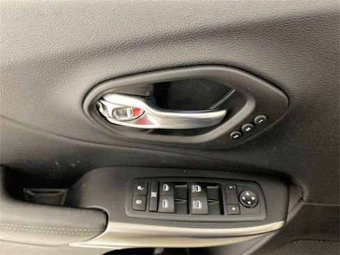 Used 2020 Jeep Cherokee Limited image 26