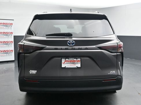 Used 2024 Toyota Sienna XLE FWD image 8