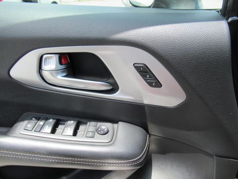 Used 2020 Chrysler Pacifica Touring-L w/ S Appearance Package FWD image 19