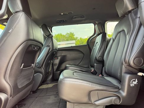Used 2025 Chrysler Pacifica Select AWD/4WD image 30