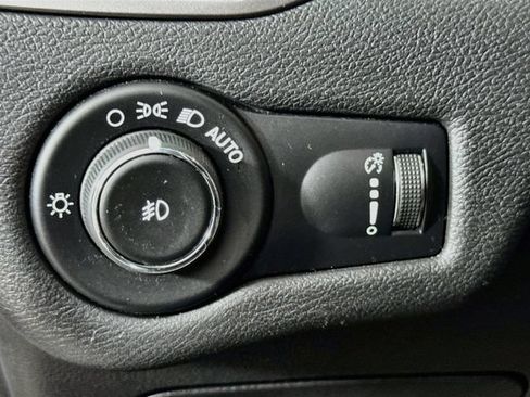 Used 2019 Jeep Cherokee Latitude w/ Popular Appearance Group FWD image 14