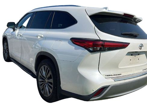 Used 2020 Toyota Highlander Platinum AWD/4WD image 2