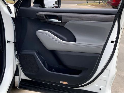 Used 2021 Toyota Highlander Platinum image 23