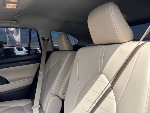 Used 2023 Toyota Highlander XLE image 30
