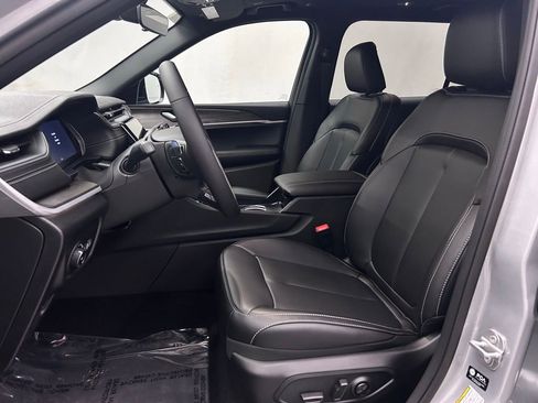 New 2025 Jeep Grand Cherokee L Limited image 12