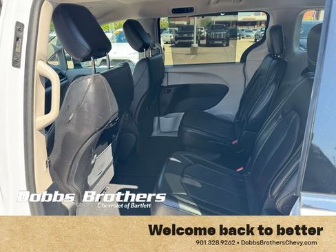 Used 2023 Chrysler Pacifica Touring-L FWD image 33