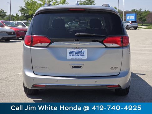 Used 2018 Chrysler Pacifica Touring-L w/ Premium Audio Group FWD image 12