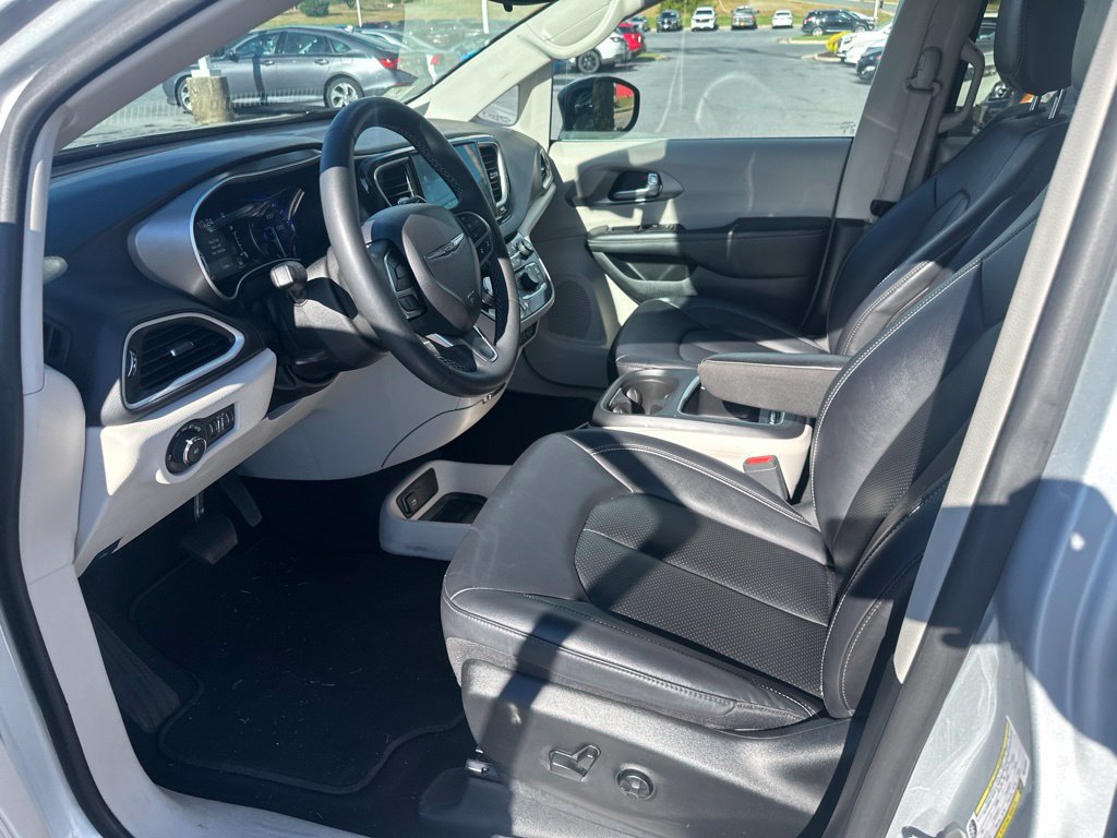 Used 2024 Chrysler Pacifica Touring-L FWD image 9