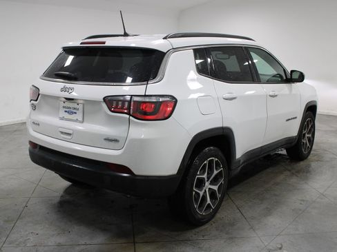 Used 2024 Jeep Compass Latitude image 9