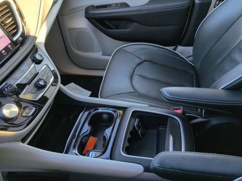 Used 2023 Chrysler Pacifica Limited image 23