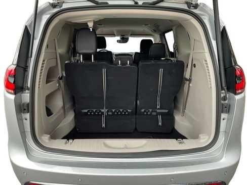 Used 2024 Chrysler Pacifica Touring-L image 11