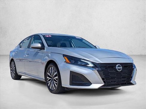 Used 2023 Nissan Altima 2.5 SV FWD image 3