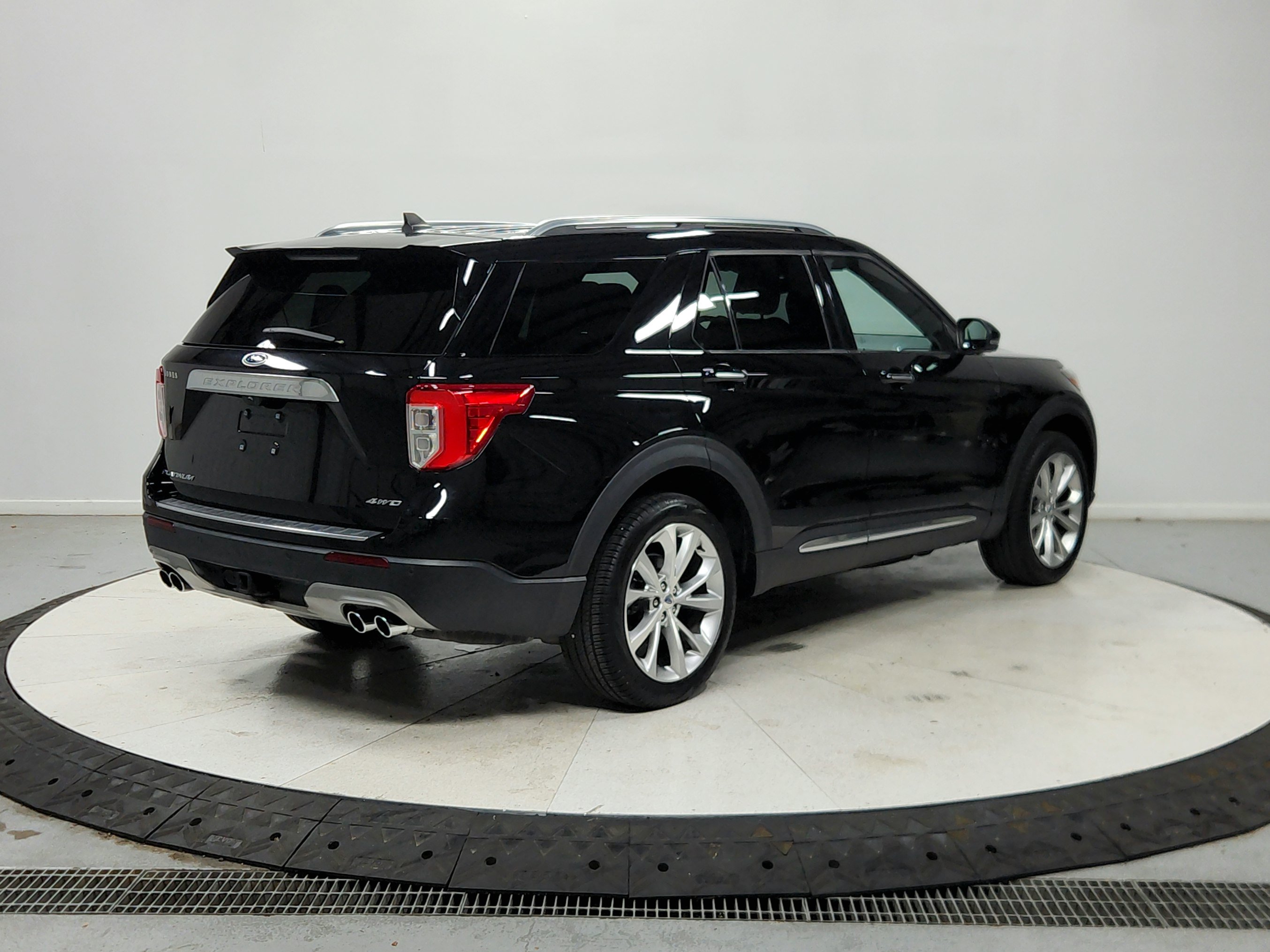 Used 2023 Ford Explorer Platinum w/ Technology Package AWD/4WD image 8