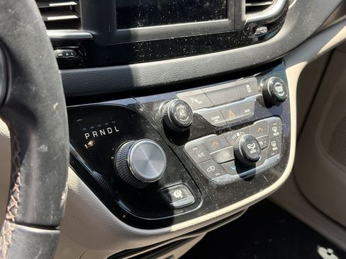 Used 2017 Chrysler Pacifica Touring-L FWD image 11