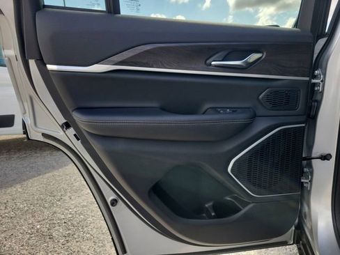 New 2026 Jeep Grand Cherokee Limited w/ Luxury Tech Group II AWD/4WD image 14