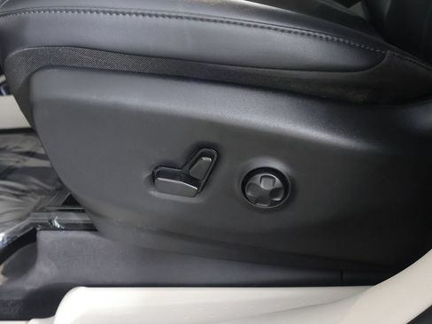 Used 2024 Chrysler Pacifica Touring-L FWD image 31