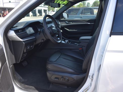 Used 2025 Jeep Grand Cherokee L Limited w/ Luxury Tech Group II image 12