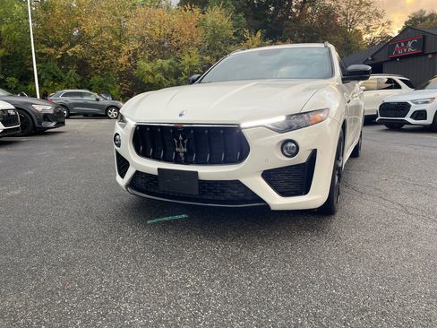 Used 2021 Maserati Levante image 2