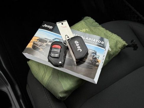 Used 2021 Jeep Gladiator Willys image 5