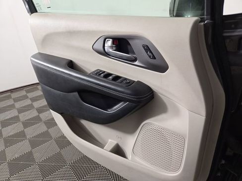 Used 2022 Chrysler Pacifica Touring-L FWD image 31