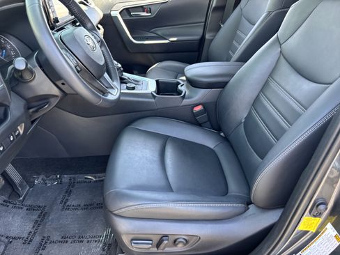 Used 2022 Toyota RAV4 XLE Premium AWD/4WD image 19