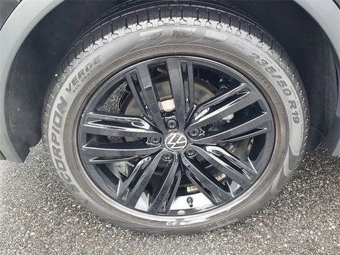 Certified 2022 Volkswagen Tiguan SE R-Line image 5