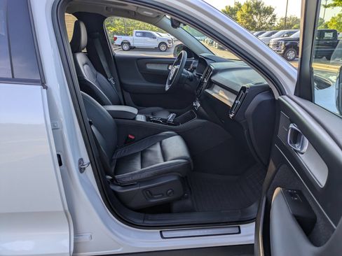 Used 2023 Volvo XC40 B4 Ultimate FWD image 37