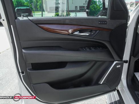 Used 2018 Cadillac Escalade ESV Premium Luxury image 15