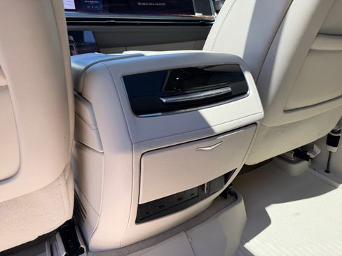 Used 2026 Cadillac Escalade Platinum Luxury AWD/4WD image 18