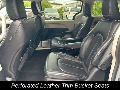 Used 2022 Chrysler Pacifica Touring-L FWD image 25