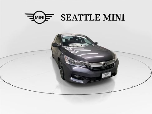 Used 2017 Honda Accord Touring image 2