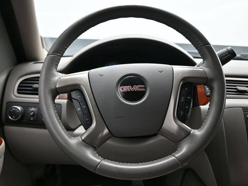 Used 2011 GMC Yukon XL SLT w/ SLT-2 Equipment Package AWD/4WD image 16