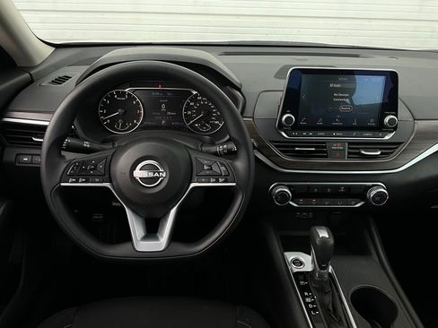 Used 2025 Nissan Altima 2.5 SV image 14