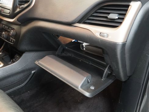 Used 2017 Jeep Cherokee Limited w/ Luxury Group image 28