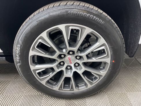 New 2026 GMC Yukon Denali w/ Sun & Power Step Package image 4